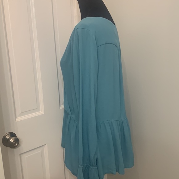 Aqua crepe fabric NWT Francesca’s cross over blouse bell sleeve Medium - Picture 8 of 11